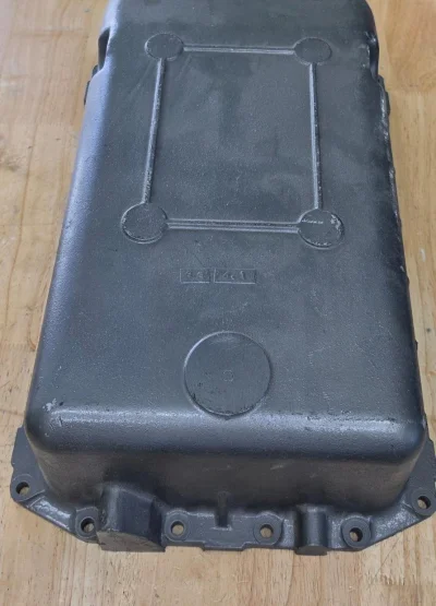 Yanmar Oil Pan for 4LH-THE. This is a “Take Off” Oil pan for yanmar 4LH-THE/TE series. 
Note: same dimensions and shape as 4LHA series but can’t used in LHA series since this old style oil pan don’t have the Oil fitting connections in the view 2